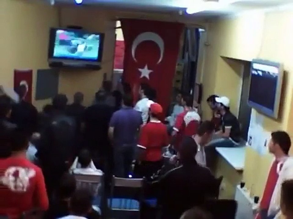 Yıl 2008, Almanya bir Türk lokali. Son dakika gol yemişiz; paltolar giyiliyor, tüm umutlar tükenmiş artık. Maç bitti bitecek derken Semih gol atıyor ve tüyleri diken diken eden şu görüntüler ortaya çıkıyor.