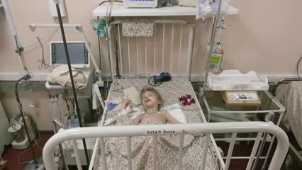 Un niño ucraniano se recupera de los bombardeos en Mariúpol