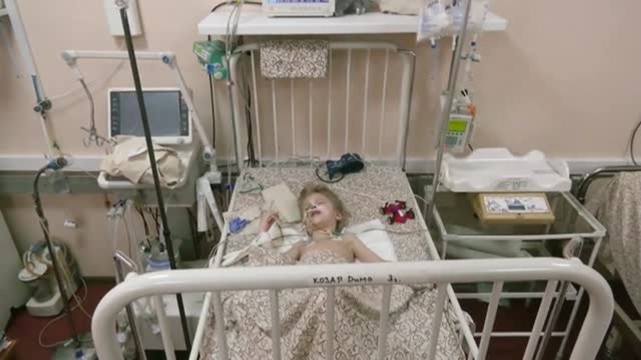 Un niño ucraniano se recupera de los bombardeos en Mariúpol