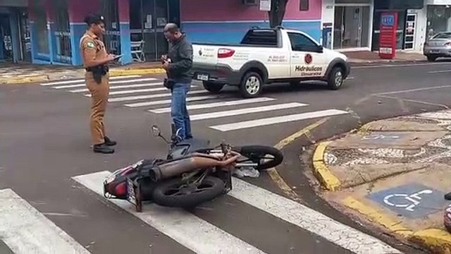 Colisão entre carro e moto taxista deixa uma pessoa ferida na Rua Arapongas em Umuarama