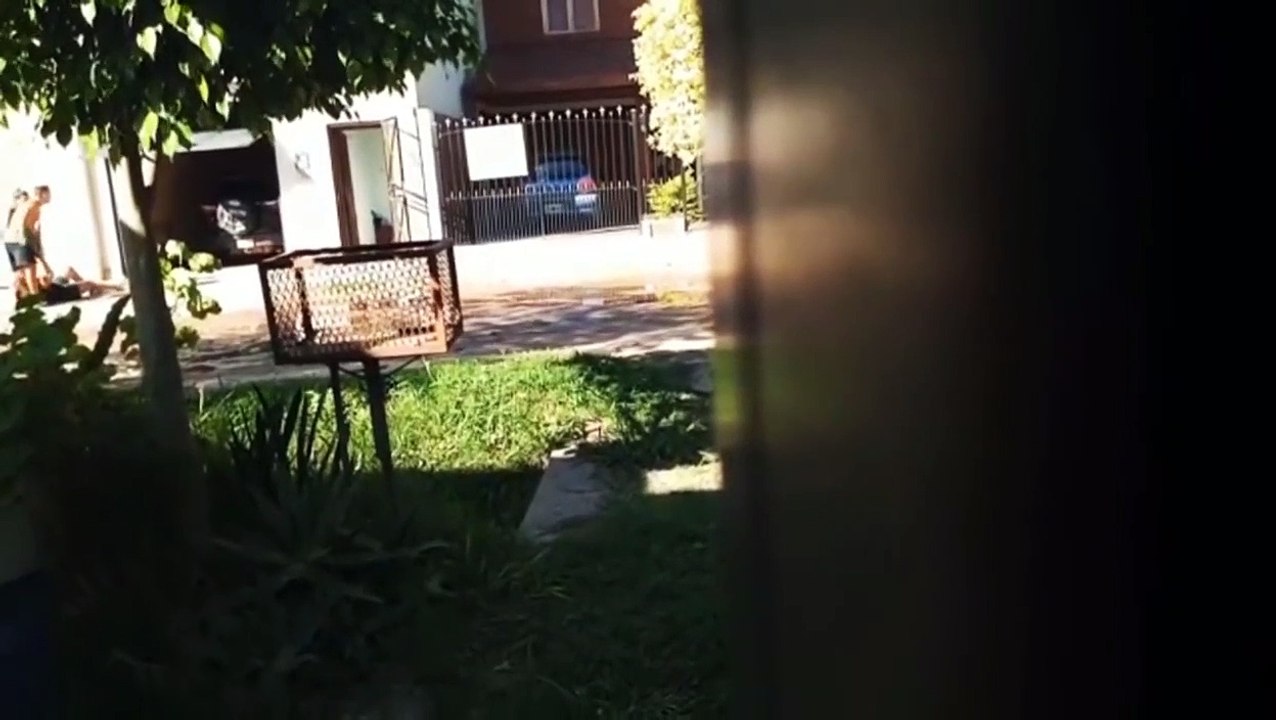 Una madre pidió ayuda a los gritos mientras su hijo  la  golpeba