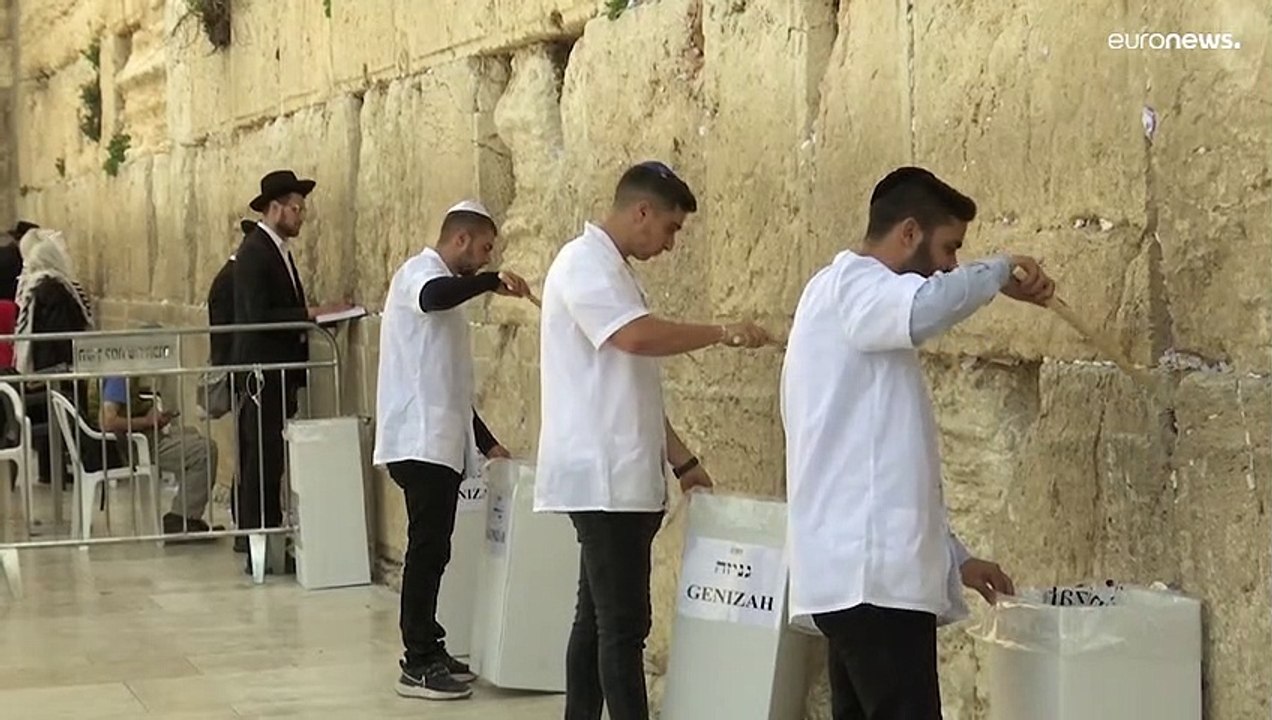Vor Pessach-Fest: Notizen werden aus der Klagemauer entfernt