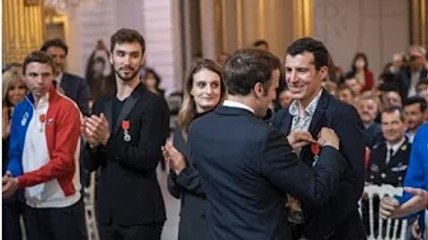 Quentin Fillon Maillet à l'Élysée avec sa montagne de médailles  les ch@mpions olympiques honorés