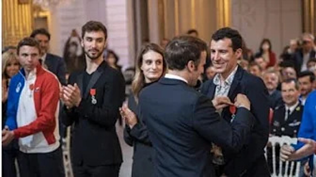 Quentin Fillon Maillet à l'Élysée avec sa montagne de médailles  les ch@mpions olympiques honorés