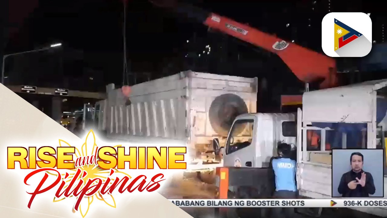 Isang truck, umararo ng nasa 10 concrete barriers sa EDSA