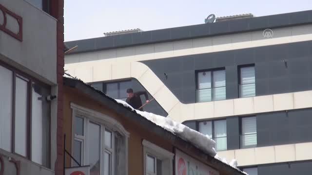 Tatvan'da çatılarda biriken karlar temizleniyor