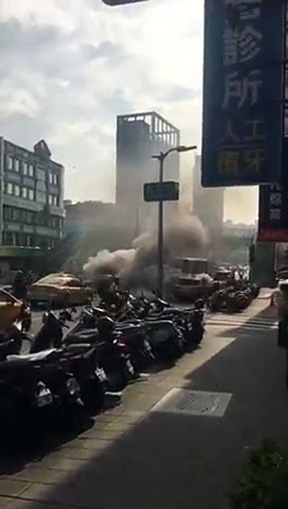 北市士林小黃火燒車！前座遭吞噬慘焦黑 濃煙狂竄民眾嚇壞