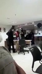 Seguranças imobilizam homem que tentou entrar no Detran sem comprovante de vacinação