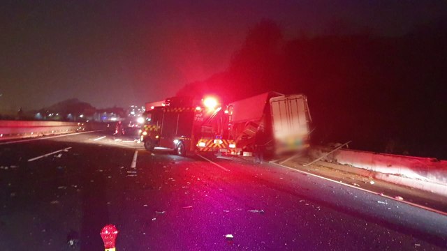 남해고속도로 화물차·승용차 3중 추돌...1명 숨져 / YTN