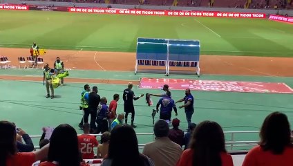 td7-Tres aficionados burlaron seguridad para compartir con Keylor Navas-300322