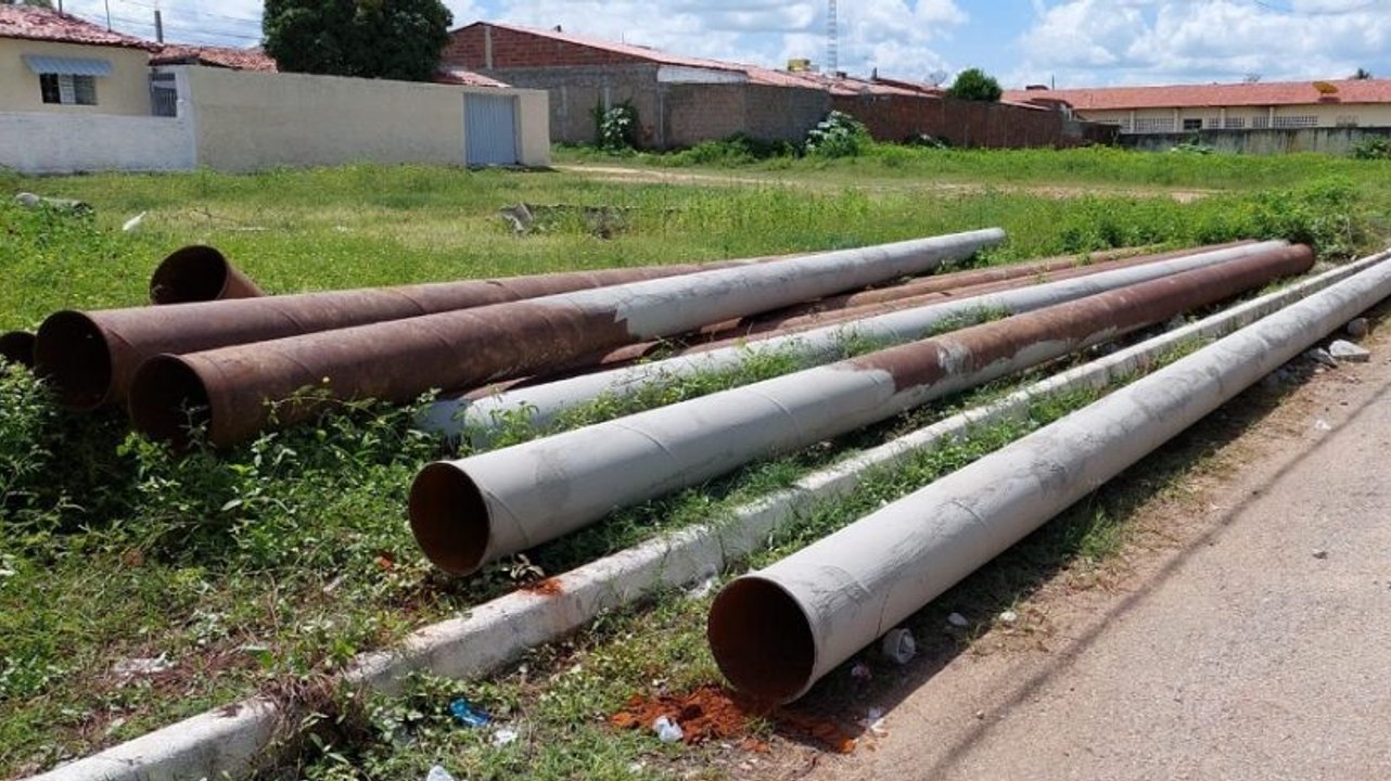 Moradores afirmam que Prefeitura de Sousa pinta canos enferrujados para instalar nas ruas