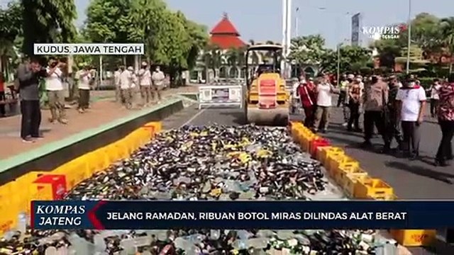 Jelang Ramadan, Ribuan Botol Miras Dilindas Alat Berat