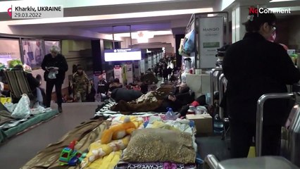 بدون تعليق: مواطنون خائفون يعيشون في محطات المترو منذ شهر في خاركيف