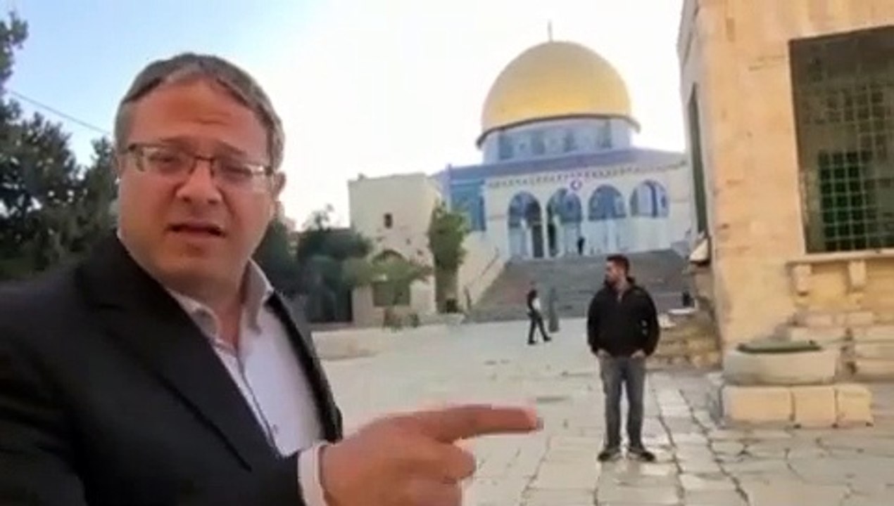 عضو الكنيست المتطرف "بن غفير" يقتحم باحات الأقصى