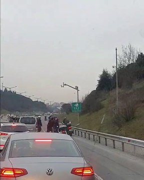 İki grup trafik yüzünden kavga etti, ambulans ilerlemekte güçlük çekti