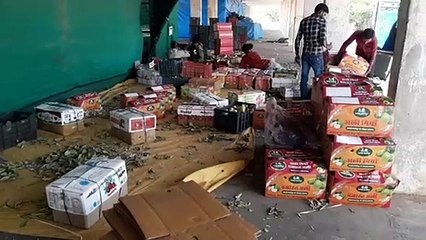 यहां समर्थन मूल्य पर होनी है जिंसों की खरीद लेकिन रखे है अमरूदों के कैरेट