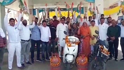 Download Video: कांग्रेस ने पेट्रोल पंप पर धरना देकर शुरू किया महंगाई मुक्त भारत अभियान