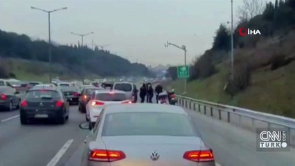 Trafiğin ortasında birbirlerine girdiler!