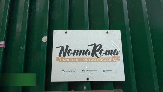Caro bollette, Nonna Roma: Nuove persone prendono pacco alimentare per pagare il gas