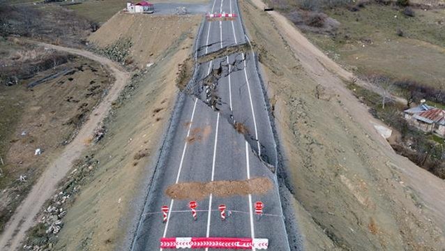 Mahalleli şaşkın! Adana'da 2 yıl önce yapılan asfalt yol çöktü