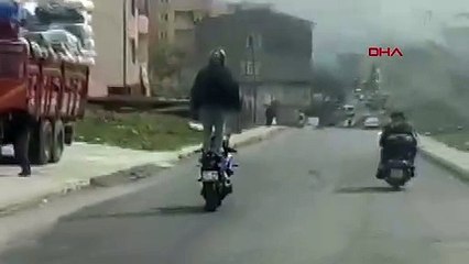 Motosikletle ayakta giden sürücünün tehlikeli yolculuğu kamerada