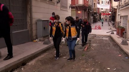 Yol çalışmasında unutulan demir yolda yürüyen kişinin ayağına girdi