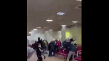 Il vento abbatte una parete, scene di panico all'aeroporto di Palermo