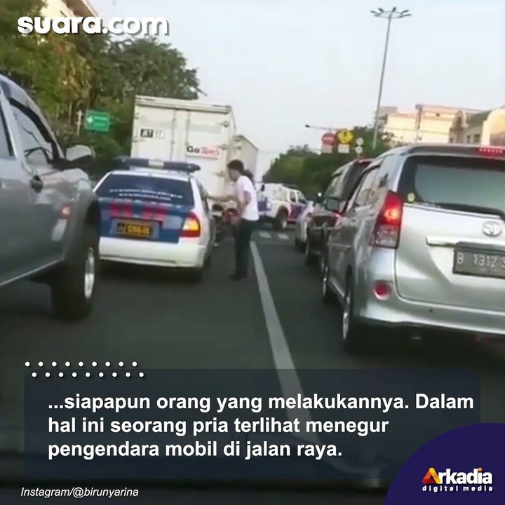 Diduga Buang Sampah Sembarangan, Pria Gondrong Ini Masukkan Kembali Sampah ke Mobil Polisi