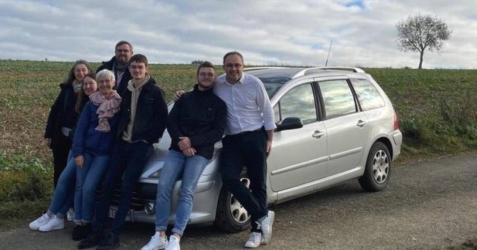 Sa voiture va dépasser le million de kilomètres, il veut rencontrer les ouvriers qui l'ont créée pour les remercier
