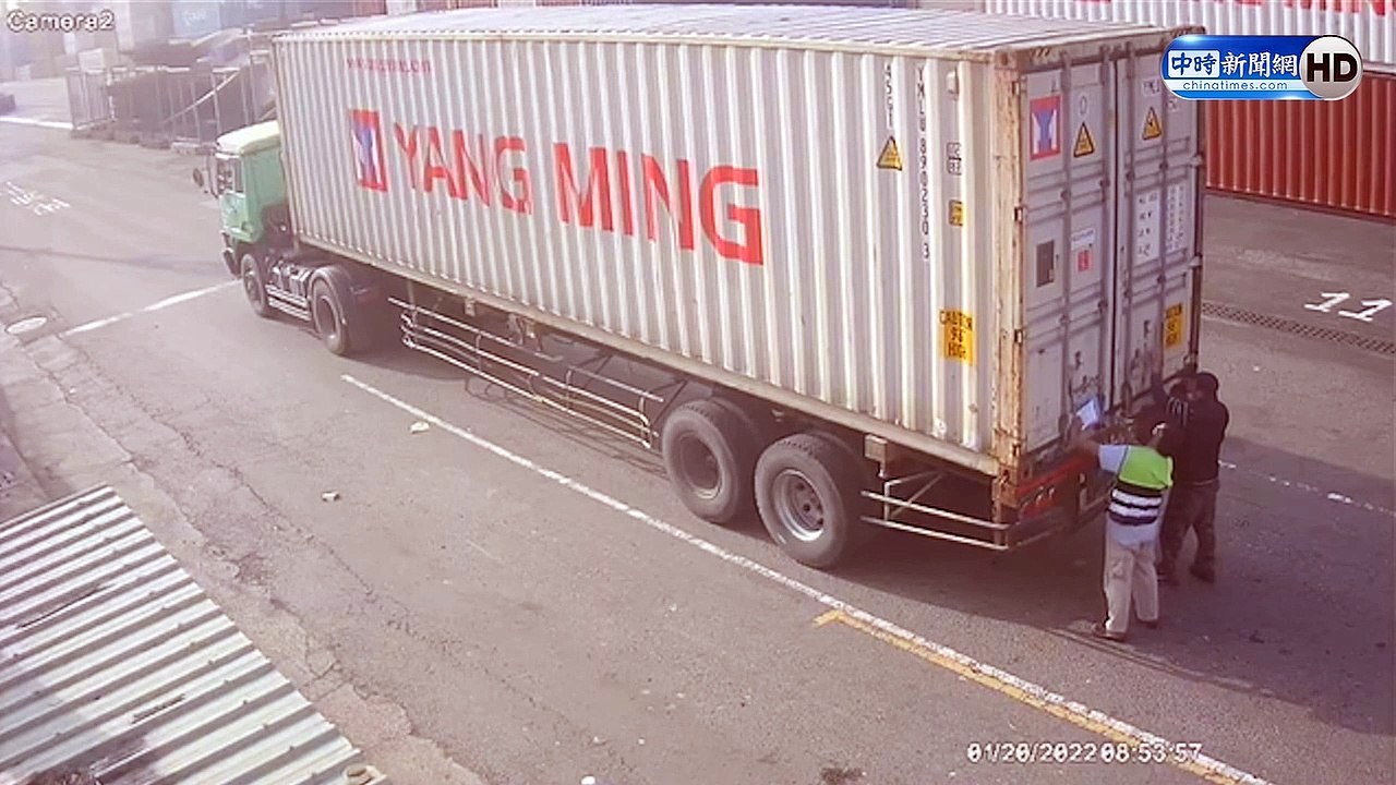 驚悚片！高雄港貨櫃車司機站車尾受檢 回頭瞬間遭「夾殺」慘死