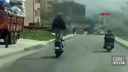Tehlikeli yolculuk... Motosikleti ayakta sürdü!
