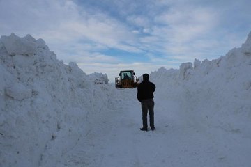 YOL AÇILDI, HAYVANLARIN AÇ KALDIĞI MEZRAYA SAMAN ULAŞTIRILDI