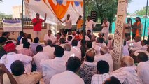 फसल बीमा क्लेम की मांग को लेकर किसानों का धरना