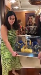 Bakan Çavuşoğlu'nun CHP'li yeğeninin düğününde mücevher geçidi