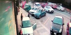 Çekmeköy'de otomobil ile kamyonet kafa kafaya çarpıştı: 3 yaralı