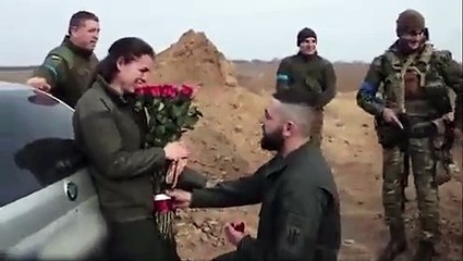 Soldado pede namorada em casamento na guerra da Ucrânia