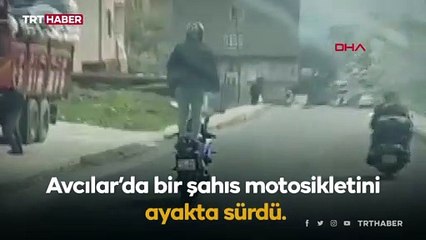Kollarını açtı motosikleti ayakta sürdü