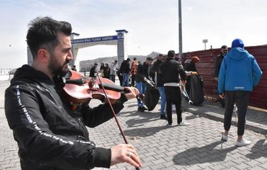 ÜNİVERSİTE ÖĞRENCİLERİNDEN 'KEMAN' EŞLİĞİNDE BAHAR TEMİZLİĞİ