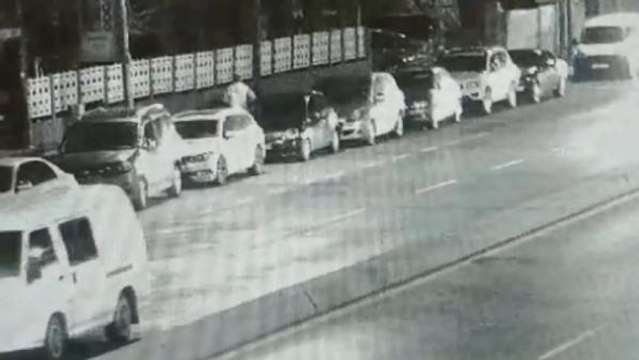 EYÜPSULTAN'DA OTOMOBİL CAMINI KIRARAK HIRSIZLIK YAPAN ŞÜPHELİ YAKALANDI