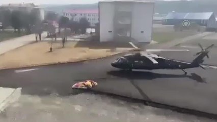 Son dakika haberleri: Kardan yolu kapanan kırsaldaki besiciye askeri helikopterle yem yetiştirildi