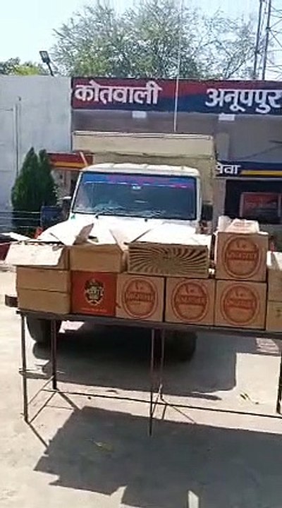 पिक अप वाहन में छुपा कर तस्करी की सैकड़ों लीटर...