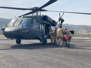 YOLU KARDAN KAPALI KÖYLERDE BESİCİLERE, HELİKOPTERLE 1 TON YEM