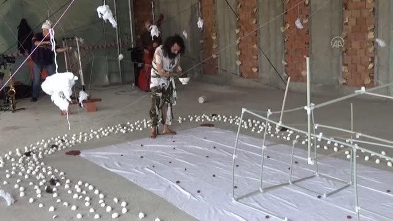 Bodrum'da yüksek lisans öğrencisi inşaat alanında performans gösterisi sundu