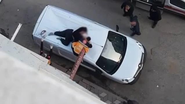 4'ncü kattan aracın üzerine düşen kadın ağır yaralandı