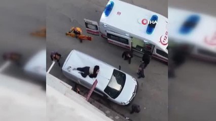4'ncü kattan aracın üzerine düşen kadın ağır yaralandı