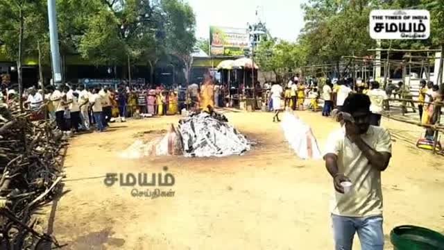 மாரியம்மன் கோவில் பூக்குழி திருவிழா; பக்தர்கள் பங்கேற்று நேர்த்திக்கடன்!