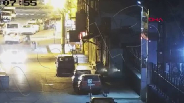 Konvoyun önünü kesip, araçtaki kadının boynundan altın kolyeyi çaldılar