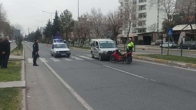Motosiklete hafif ticari araç çarptı: 1'i ağır 2 yaralı