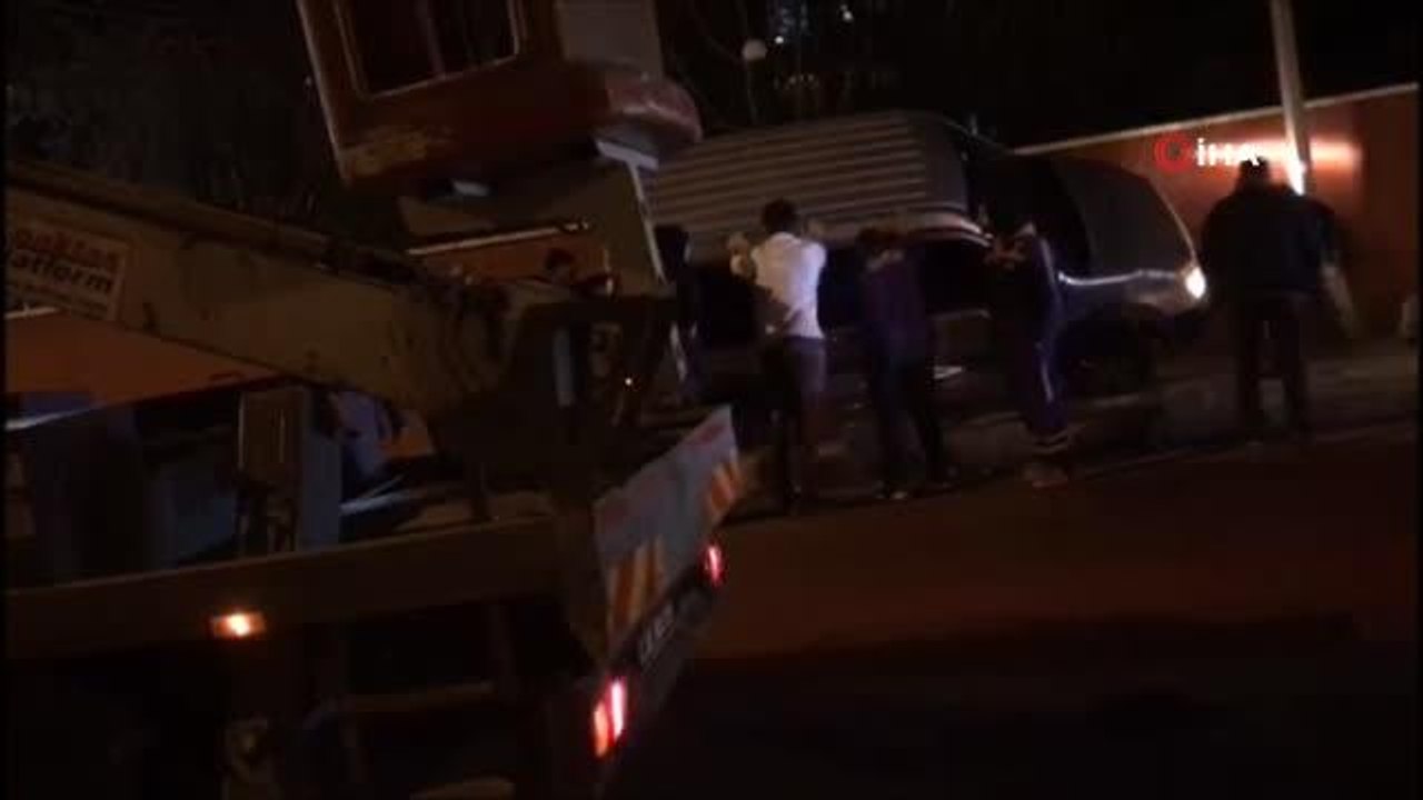 Son Dakika | İki aracın çarpıştığı kaza sonrası vatandaş isyan etti: "Burada her hafta kaza oluyor"