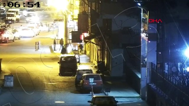 Düğün konvoyunun önünü kesip kadının kolyesini çaldılar